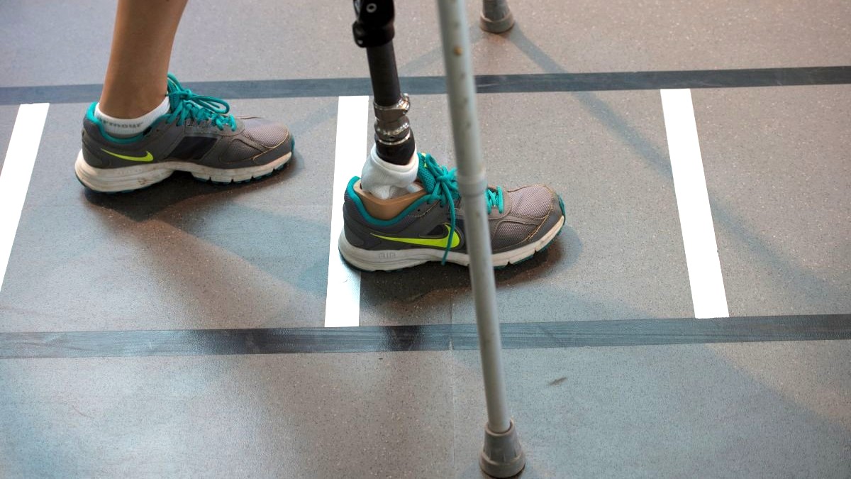 Air Force Capt. Christy Wise practices walking with an artificial limb as she recovers from an above-knee amputation at the Intrepid Center ceremony at San Antonio Military Medical Center in San Antonio, Texas, June 12, 2015. Wise will be competing in the 2015 Department of Defense Warrior Games just two months after losing her lower limb. (DoD News photo by EJ Hersom)