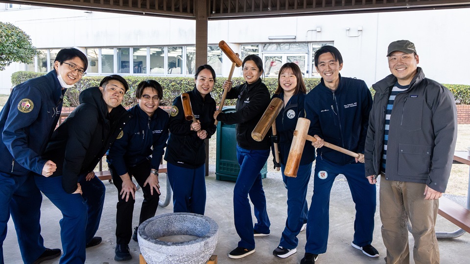 Japanese Fellows from United States Navy Medicine Readiness and Training Command (USNMRTC) Yokosuka coordinated a mochitsuki (mochi pounding) cultural exchange event for their U.S. counterparts at United States Naval Hospital (USNH) Yokosuka. 